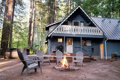 Image de Spacious cabin with hot tub, close to Mt. Rainer