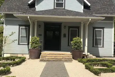 In the heart of Oregon Wine Country - Newley renovated spacious Craftsman Home
