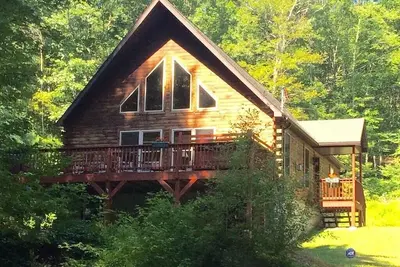 Image de 3br chalet escape w/hot tub, fire pit & pond in natural setting close to hiking