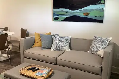 Image de Brand New! Studio B: Sleeps 4, Walk to beach/town, seasonal pools, kitchenette