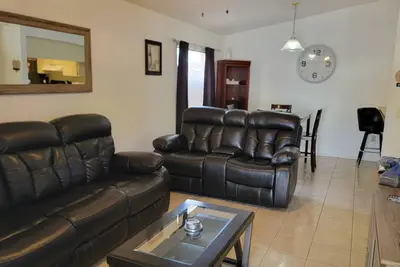 Image de 2 bed 2 bath, Whole apartment, fully stocked kitchen and baths.