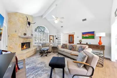 Image de 5★ Texas Hill Country Retreat – 1400 sq ft, Walk to Shops + Private Patio