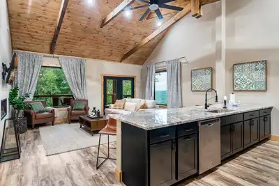 Image de New Cabin | Gorgeous Smoky Views | Great Location