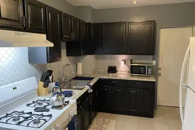 Image de Remodeled 3 bdr 1b house with full backyard and deck