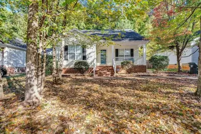 Image de Cozy Renovated Home 1 mile to Dt w/ Fenced in Yard