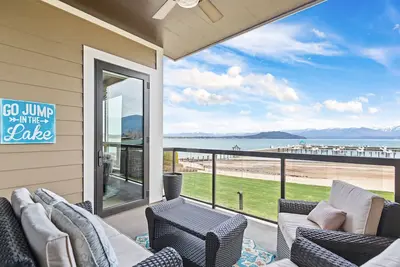 Image de Lake view condo with WiFi, balcony, fireplace, & shared pool/hot tub/grills