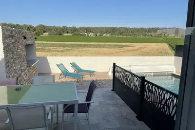 Image de Villa avec piscine, Ă 20 minutes de la mer.