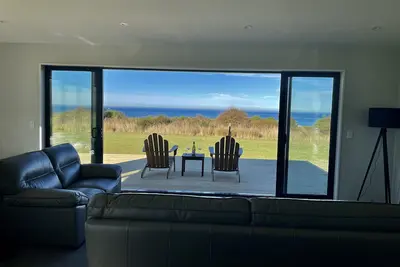 Image de Panoramic views of the ocean close enough to the beach to hear the waves.