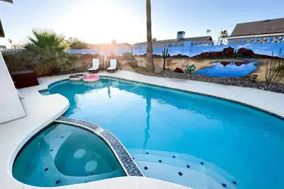 Image de Huge Backyard, Private Yard, Heated Pool $