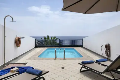 Image de Villa 'Ajaches 23' avec vue sur la mer, piscine chauffée, balcon, climatisation et Wi-Fi.