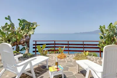 Image de Maison de vacances \"La Terrazza sul Mare\" avec vue sur la mer, jardin et terrasse.