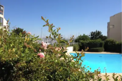 Image de Les pieds dans l'eau entre plage et port de plaisance. . .