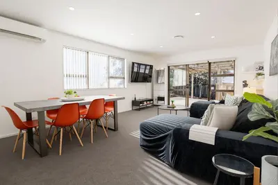 Image de Modern 3bed 2. 5bath with in-outdoor flow + study