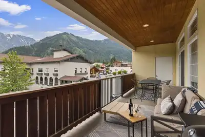 Apres Ski Chalet-European Style Condo *Mountain Views*Jacuzzi Tub*!