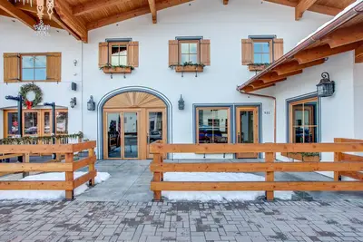 Valhalla-One Bed Condo Suite*Downtown*Festhalle Area*Walk to Everything!