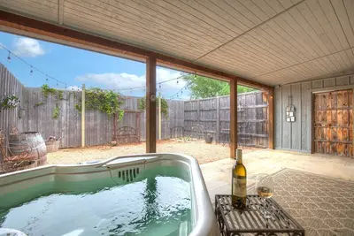 Image de Studio Suite with Hot Tub 10mins To Fred!