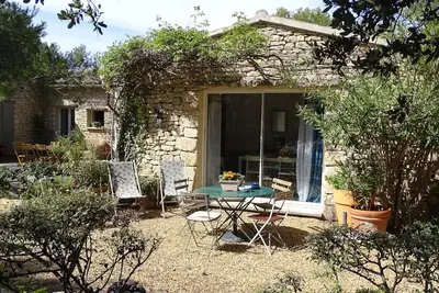 Studio indépendant 2 personnes au calme dans le Luberon, à 5 km de Gordes.