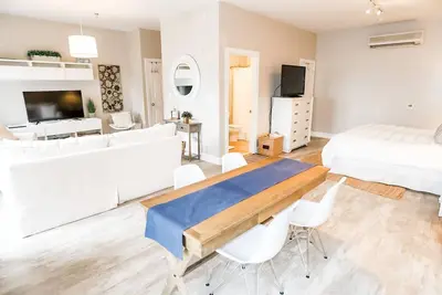 Image de Between Alys & Rosemary, Largest Studio in Vsw