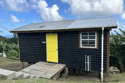 Image de ComfyCabin is rustic with modern amenities, has deck with great view. Peaceful.