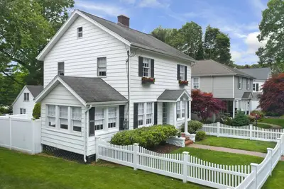 Image de Darien, Cozy 3 bd home, fireplace, close to train