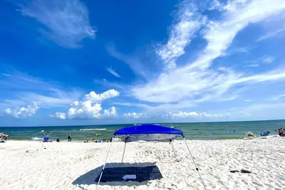Image de New! 5 min to beach! Clean, modern and spacious-King mattress on Primary room
