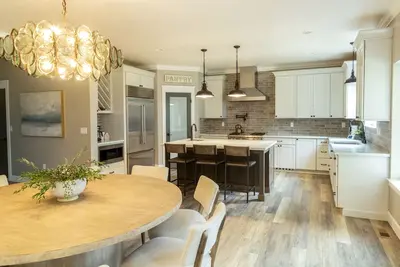 Image de Peakside Retreat with Chefs Kitchen, Theater, Game, Kids Rooms by Design