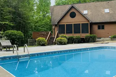 Image de Cozy Cedar Chalet with Heated Pool