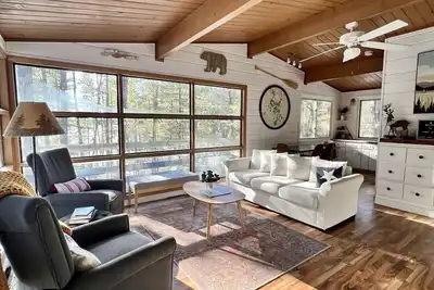 Image de Lakefront Cabin on Virgin Lake w/ kayaks, lily pad, firepit, sandy swimming area