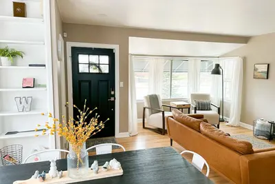 Image de Centrally located updated home