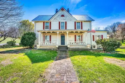 Image de Modern Farmhouse near Dollywood with record player