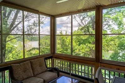Image de Lake Townhome - Walk to Lees' Ford Marina