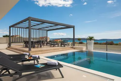 Image de Luxury Villa Spotlight with Pool