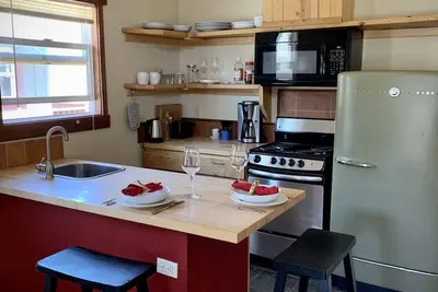 Open, airy, upstairs studio apartment in the heart of Markleeville. Pet friendly