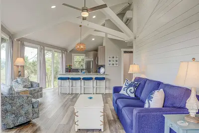 Image de Secluded island escape near the beach & Harbor Town with deck & Ac- dog-friendly