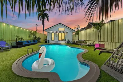 The Velvet Palm | Pool | Hot Tub | Midtown