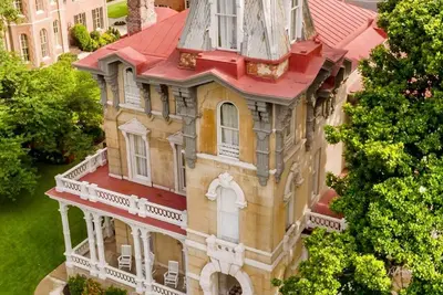 Image de Luxury victorian home with private parking and courtyard