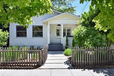 Image de Fitch St Escape! 2 Bdrm Bungalow only blocks from the Plaza!