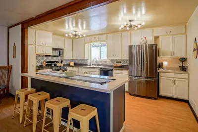 Image de Hot Tub, Dog Friendly- 3bd/2ba home w/Retro flare!