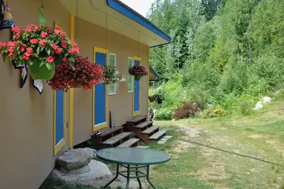 Image de Cabins, Bell Tents and even a Comfy Rv