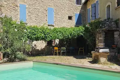 Image de Maison de village, piscine, jardin clos, calme et Luberon