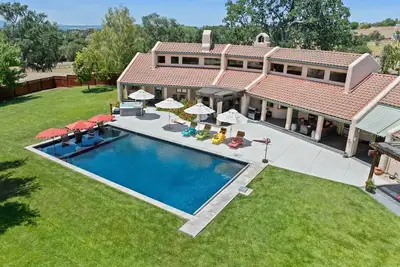 Image de Luxe, sleeps 12, Spa, Pool, Ev, Kings, No Chores! Designer Retreat & Epic Yard!