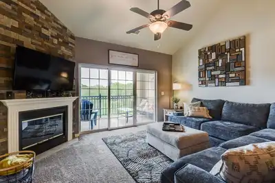 Image de Top Floor Cozy Condo ~ Center of Town ~ Sleeps 8 ~ Fireplace ~ Family Friendly