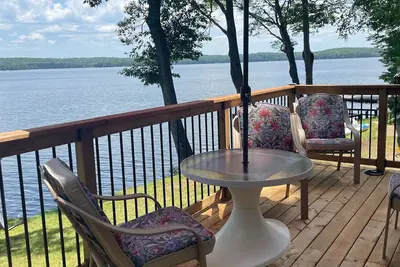 Image de Cozy--Lovely cottage - steps to Halls Lake - newly renovated