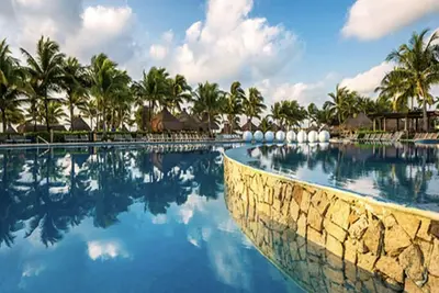 Image de Polished hotel in a beachfront resort complex with a restaurant and outdoor pool