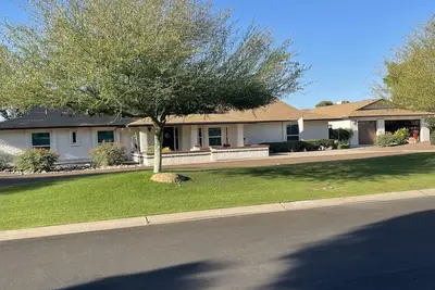 Image de Country Living in the City 3400 sq. ft.