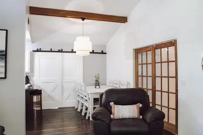 Image de 1 Mile from Parkway |  Modern 4-bedroom cottage