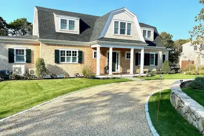 Image de Last Min Opportunity! ! ! Elegant New Home With Pool, Walk To Edgartown Center