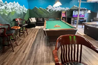 Image de Beautiful End Unit, Hot Tub, Walk to river tubing!