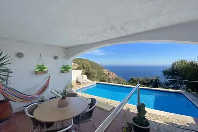 Image de Maison mitoyenne avec piscine à louer à Sa Tuna, Begur.