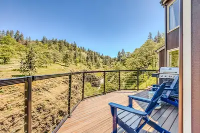 Image de Closest home to Mosier Falls with mountain & river views, hot tub, & game room